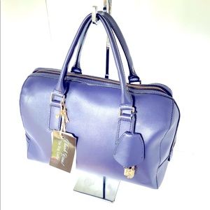 Violet handbag perfect with jeans and a t-shirt.